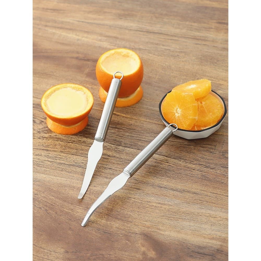 Faca de descascar laranja em aço inoxidável com cabo umbilical sobre uma mesa de madeira