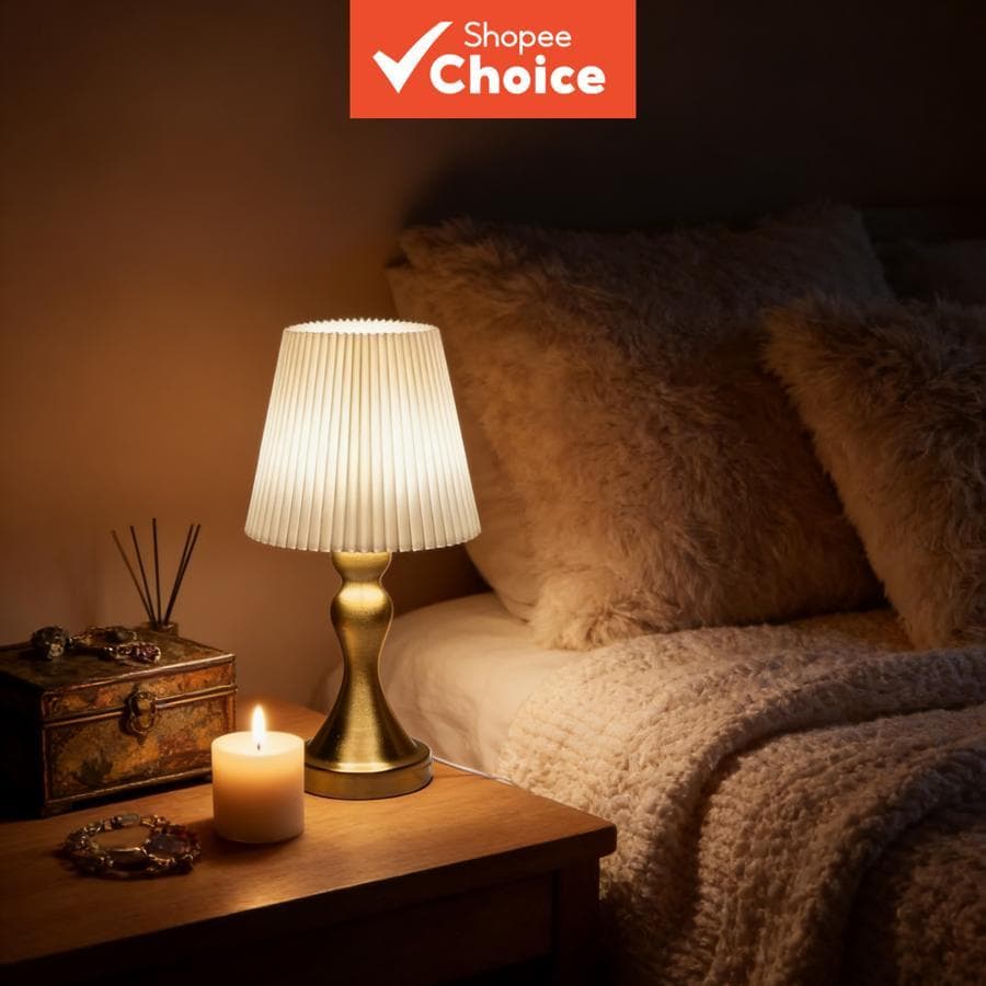 Luminária de mesa vintage plissada com base dourada em um quarto