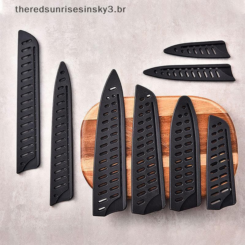 Set de facas de cozinha com bainhas pretas em fundo cinza