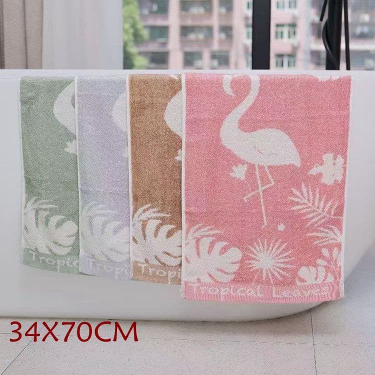 Toalhas de banho com estampa tropical, flamingo e folhas, penduradas em um balcão de banheiro, tamanho 34x70cm.