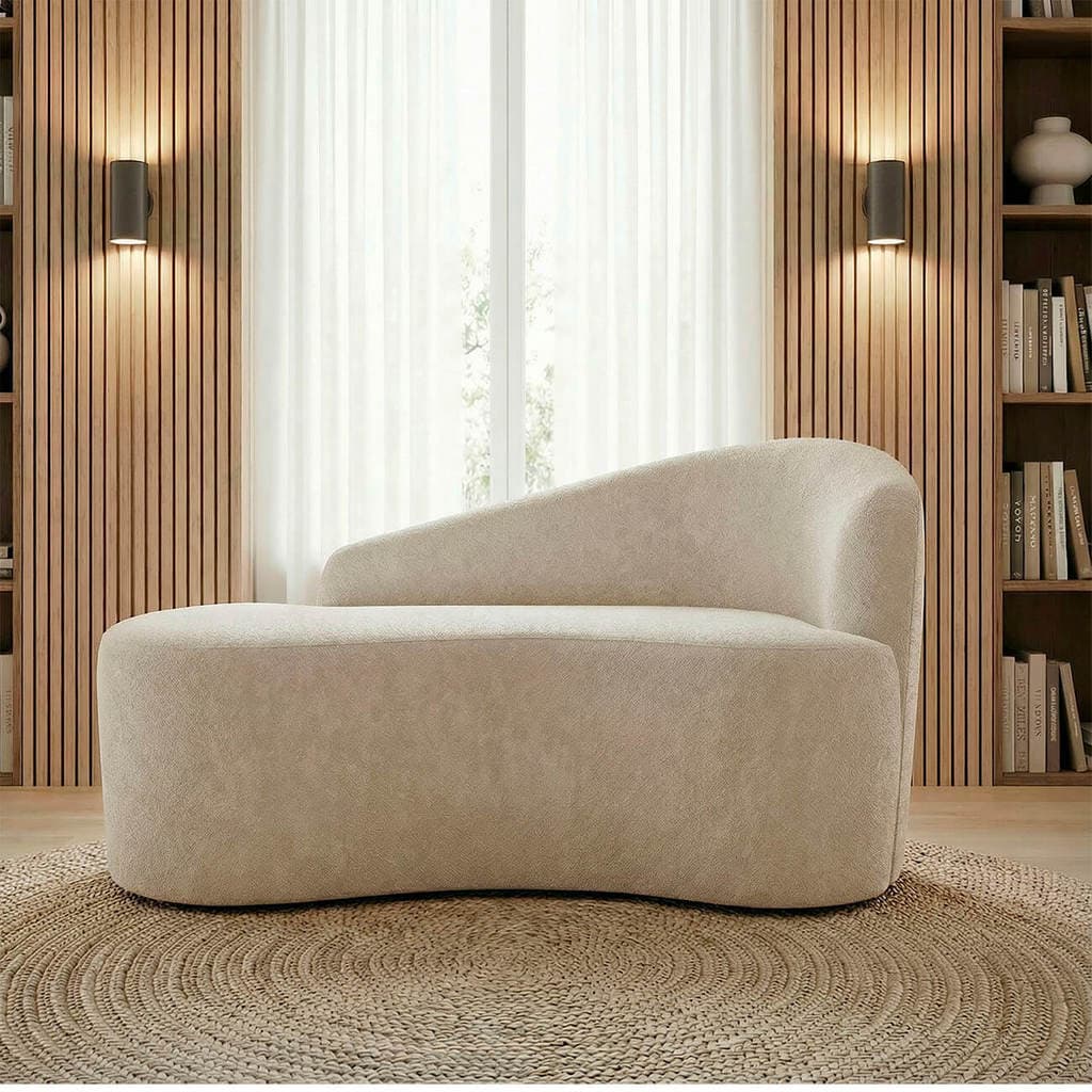 Mini sofá orgânico curvo de dois lugares em suede bege, design elegante para sala, escritório ou recepção.