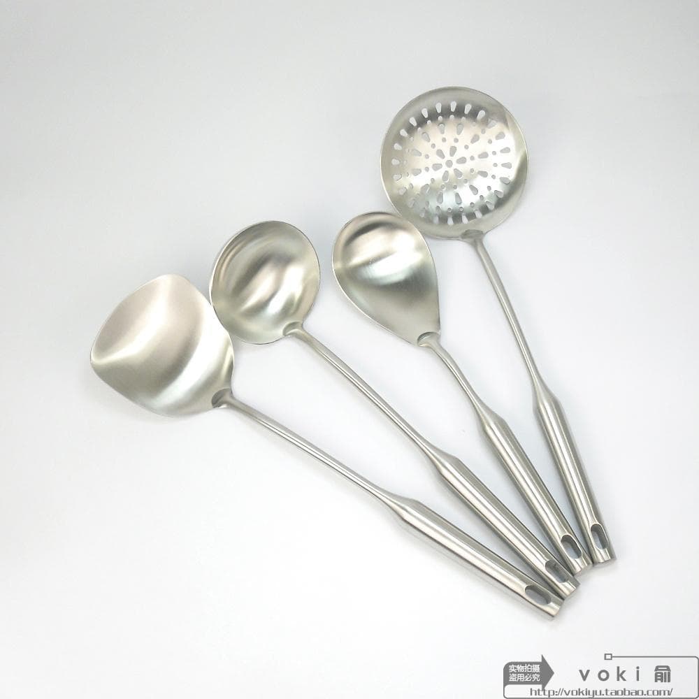 Conjunto de espátulas de cozinha em aço inoxidável, quatro peças, fundo branco