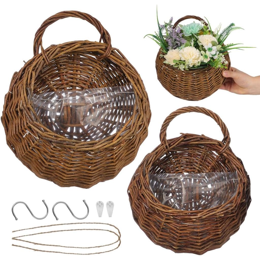 Cestos de flores suspensos em rattan marrom com flores artificiais