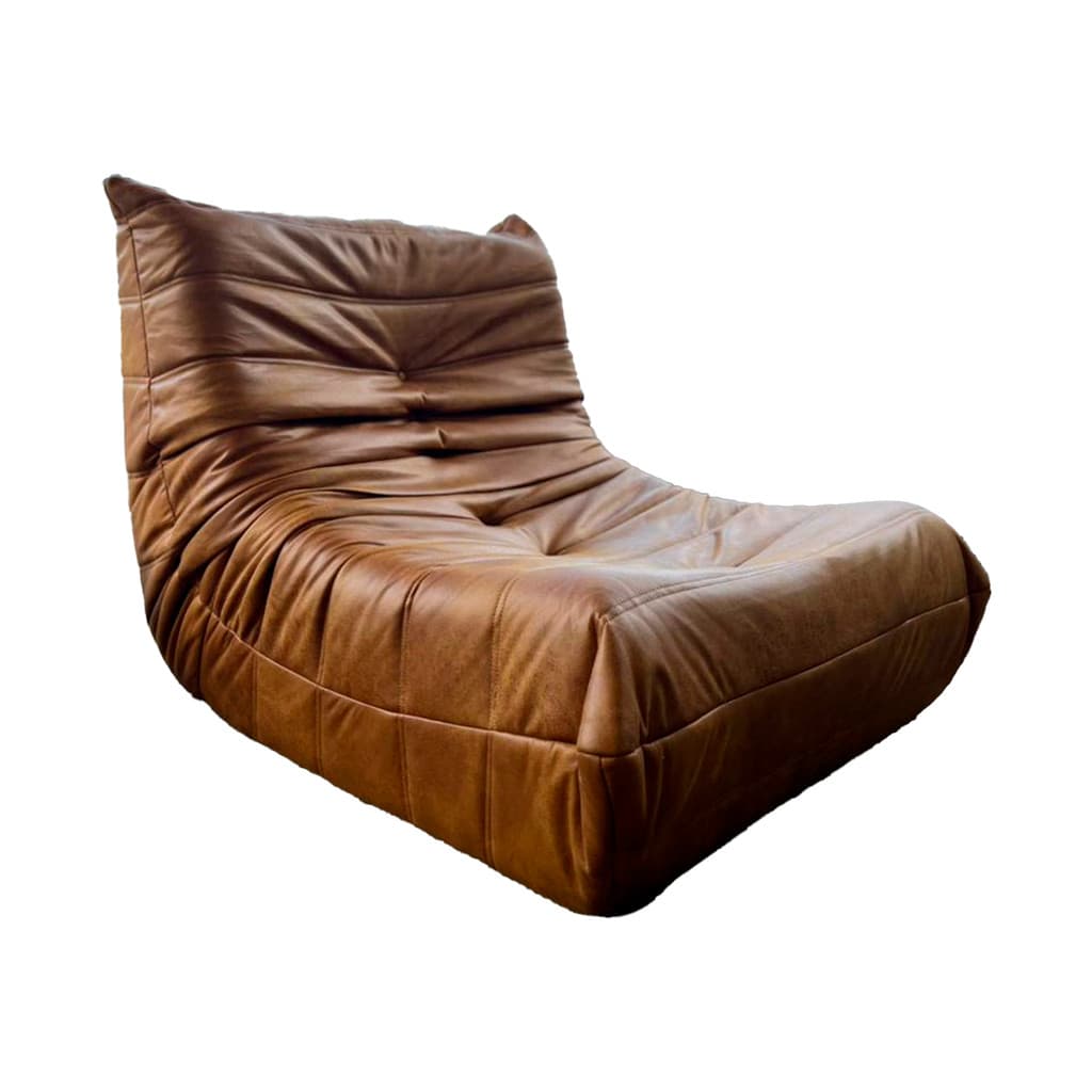 Poltrona Togo Corino em couro marrom, design ergonômico, vista lateral.