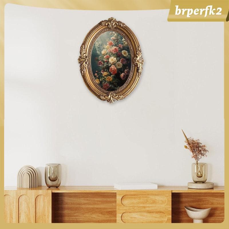 Moldura oval dourada com pintura floral vintage pendurada na parede