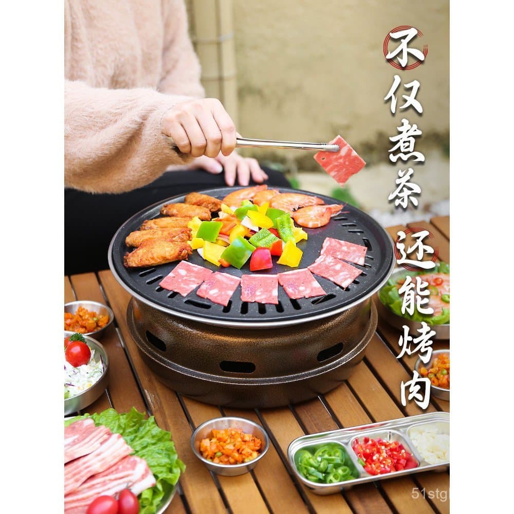 Churrasqueira externa com grelador preto e alimentos sendo grelhados, em fundo branco com texto em chinês.