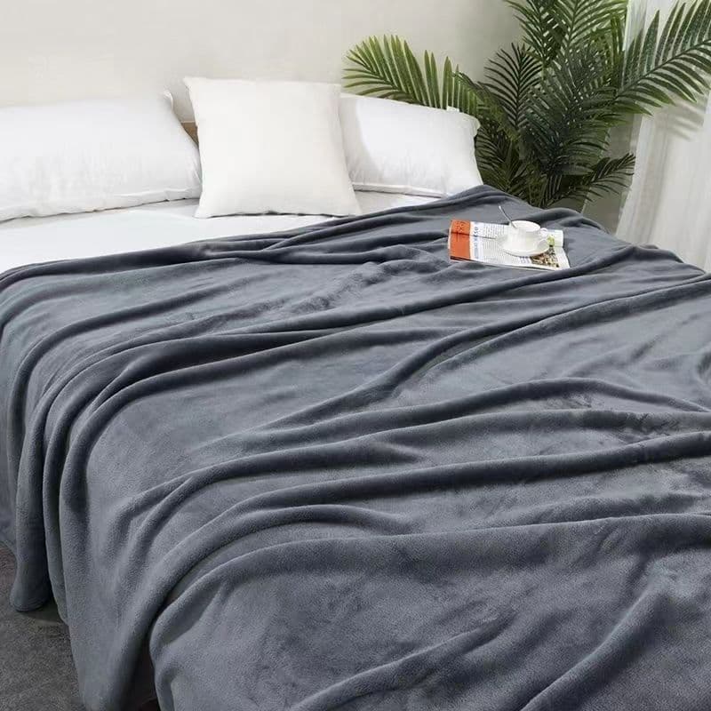 Cobertor de flanela cinza para cama dupla com revista e xícara de café
