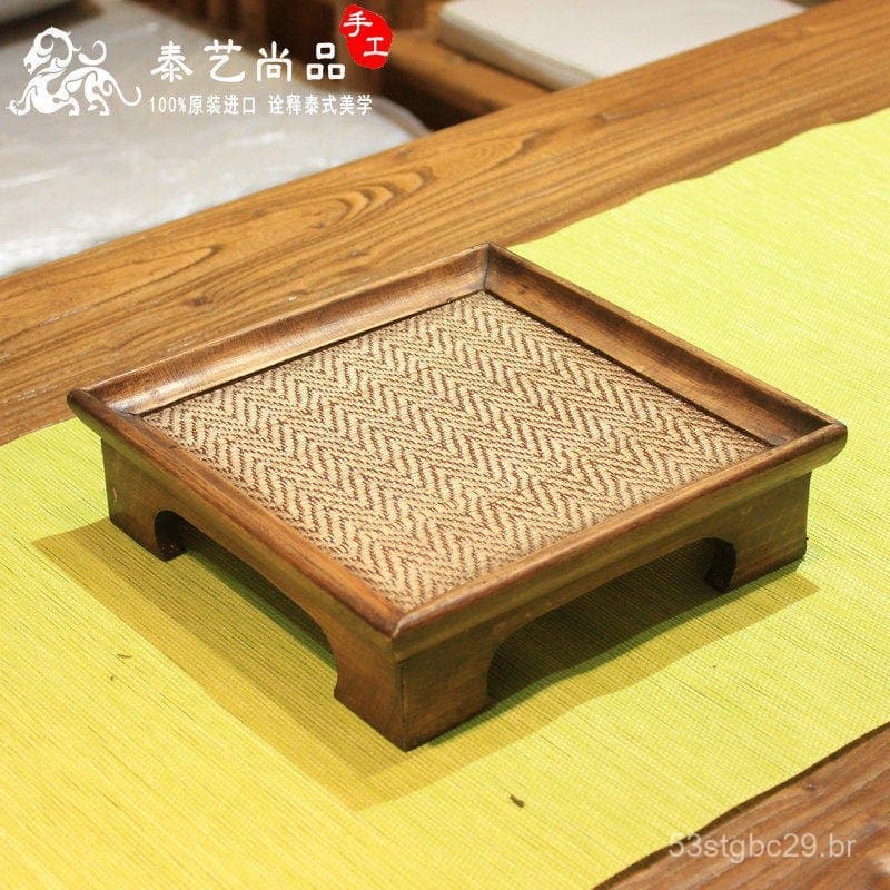 Bandeja retangular vintage tailandesa para chá, base de bambu e rattan, sobre pano amarelo