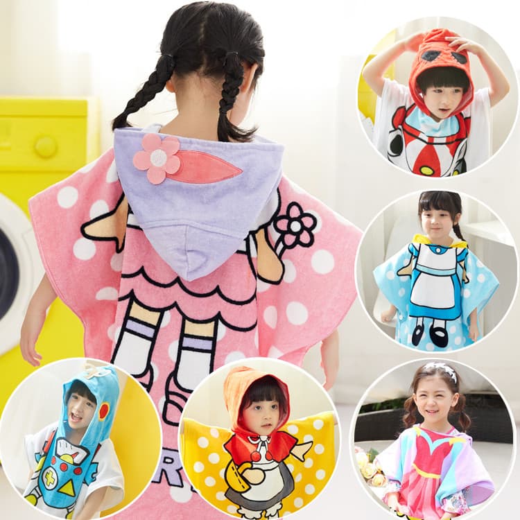 Roupão de banho infantil com capuz estampado, rosa com detalhes multicoloridos