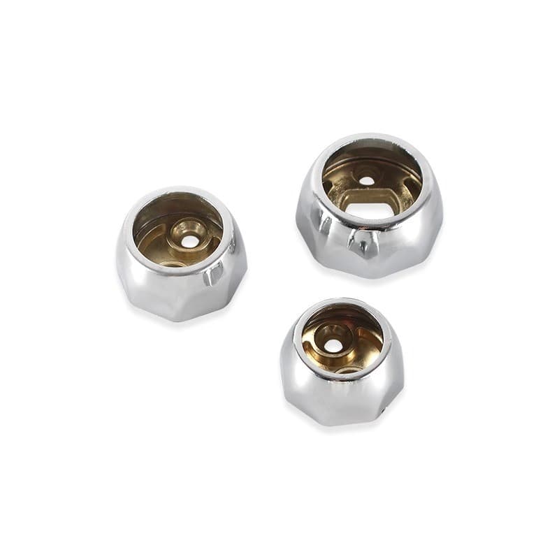 Três flanges de metal cromado hexagonales com acabamento dourado interno