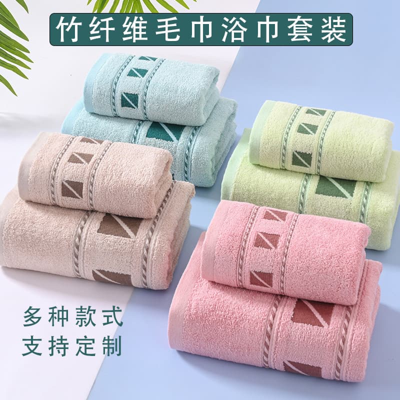 Toalhas Jacquard de fibra de bambu em cores pastel com padrões geométricos, dispostas em fundo azul claro.