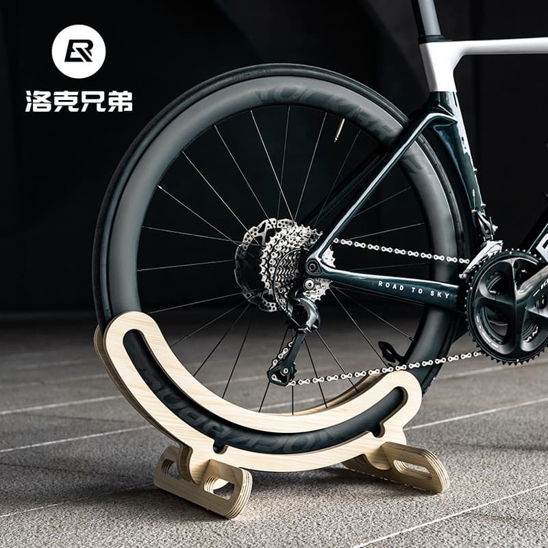 Suporte de bicicleta de madeira para uso doméstico, com roda apoiada