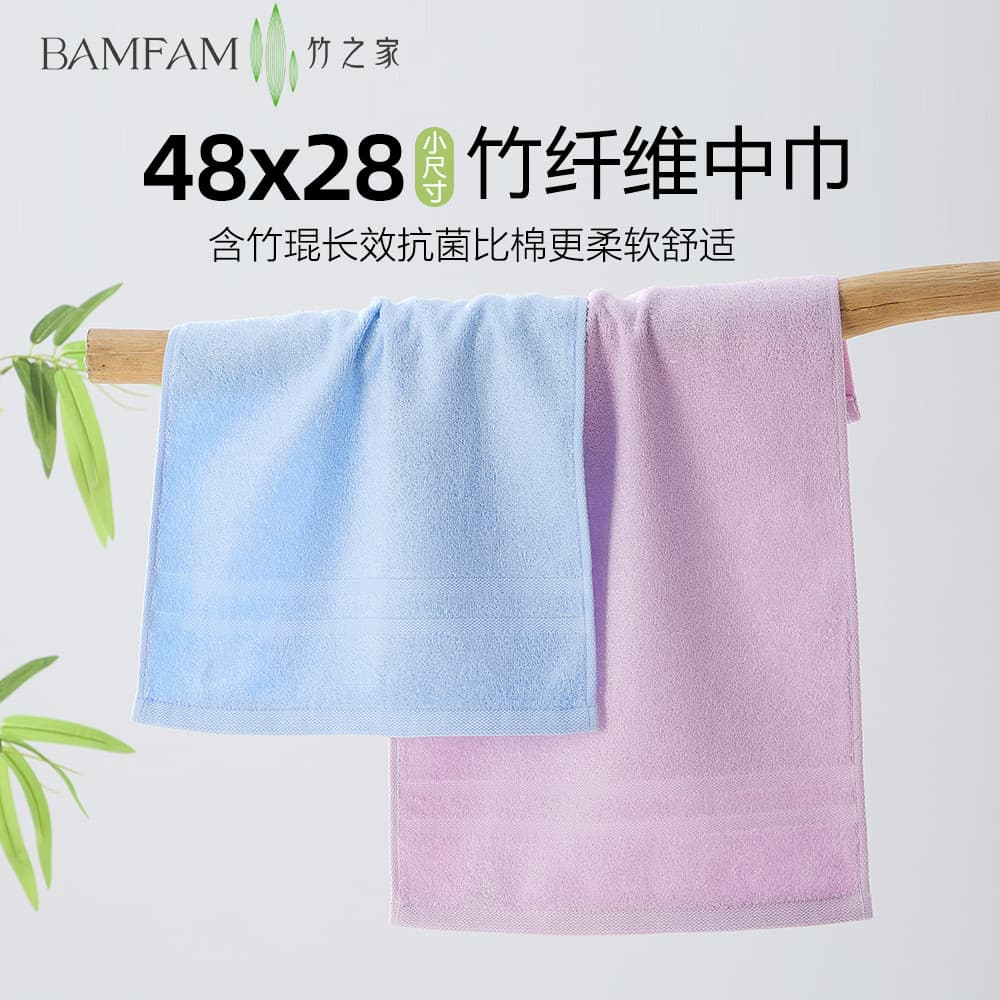 Toalhas de rosto de fibra de bambu azul e rosa penduradas em varal