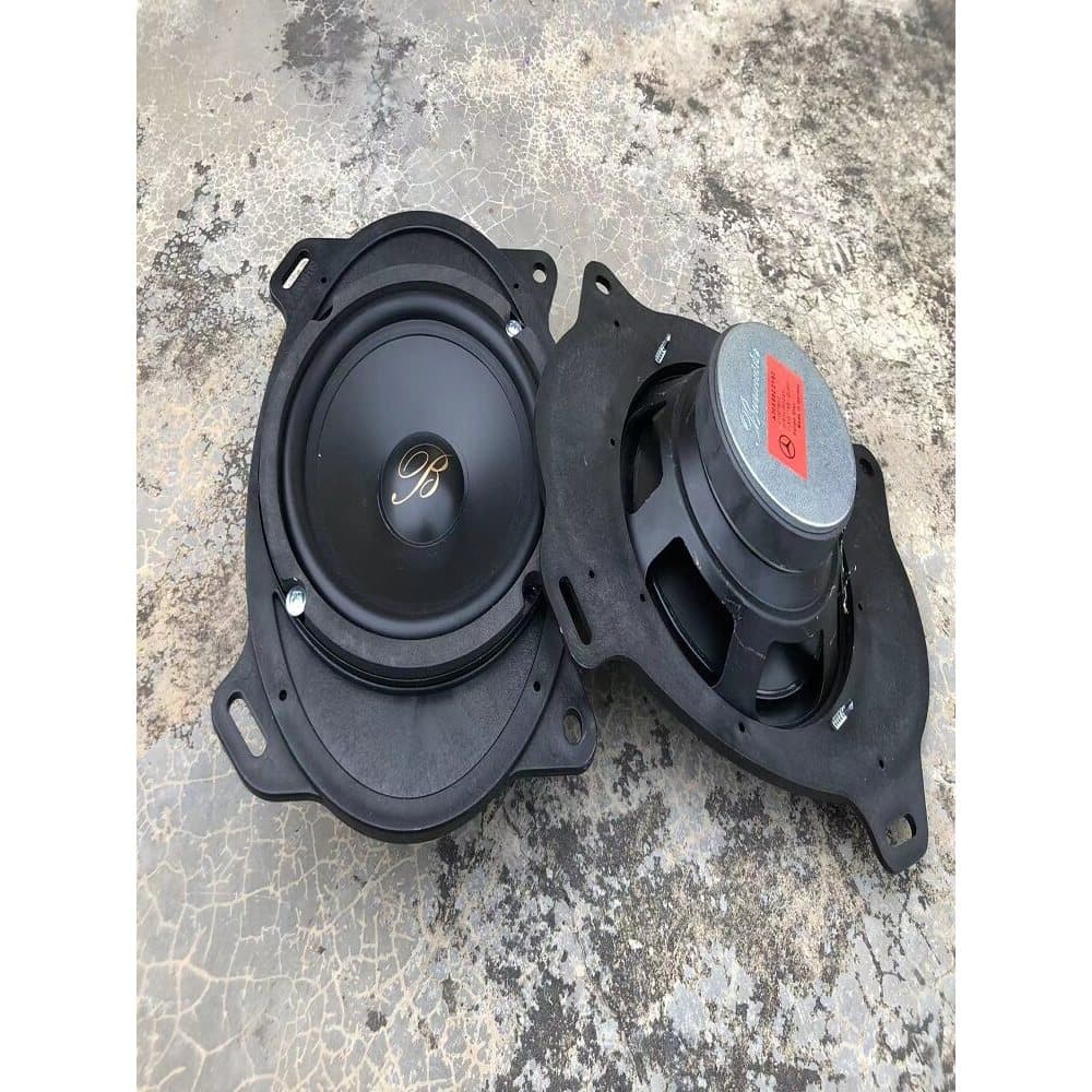 Alto-falantes coxiais Berlin Sound Baohua 6x9 pretos em superfície de concreto