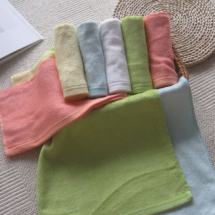 Toalhas de fibra de bambu em cores pastel dispostas em cesto