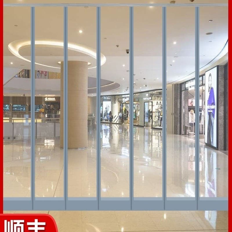 Cortina de vidro transparente em shopping com divisórias de metal e fundo com lojas