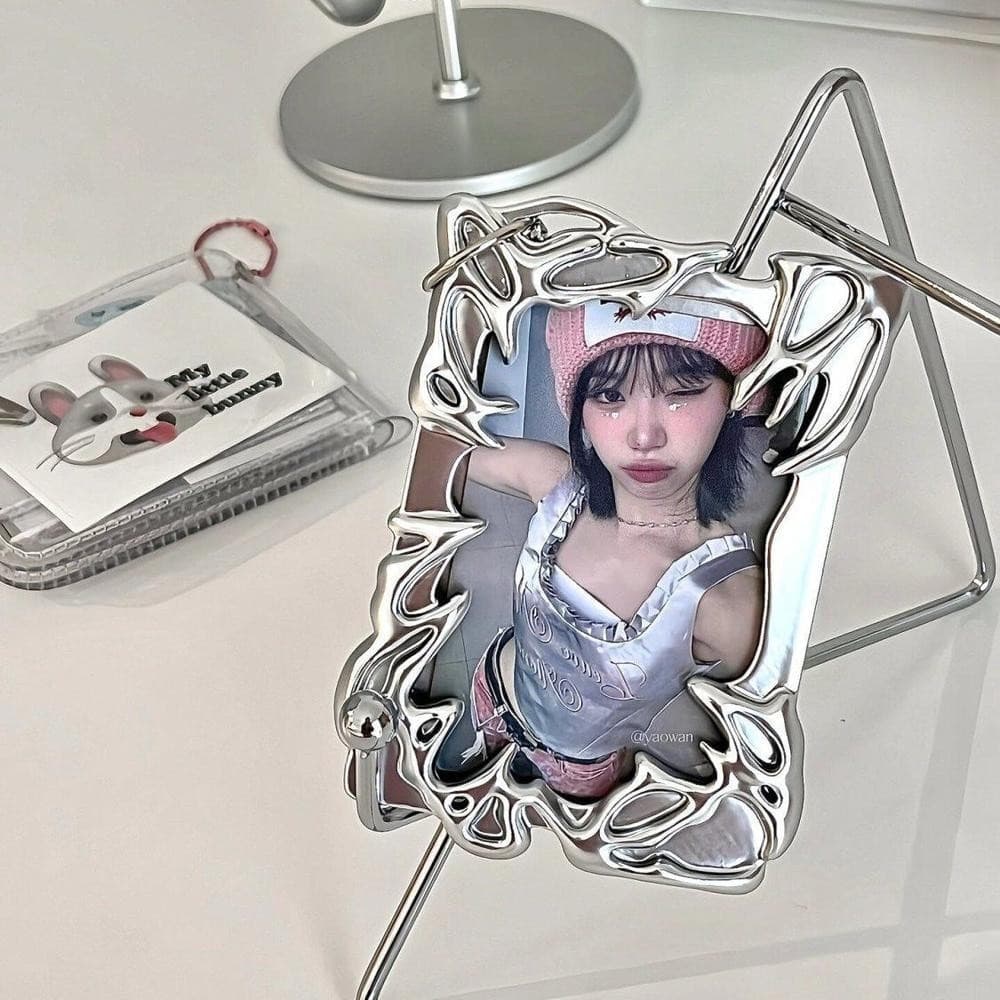 Porta-fotos KPOP com design ornamental em prata, mostrando uma foto de uma mulher de perfil.