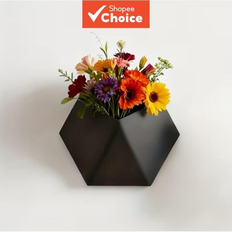 Vaso de parede hexagonal preto suspenso com flores coloridas