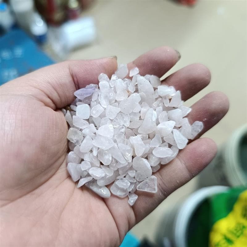 Pedras brancas e transparentes para polimento de jade em mãos