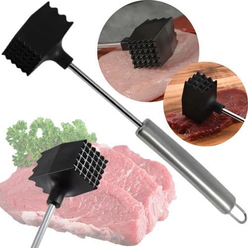 Martelo amaciador de carne com cabeça de plástico preto e relevo em forma de diamante, sobre carne crua, fundo branco