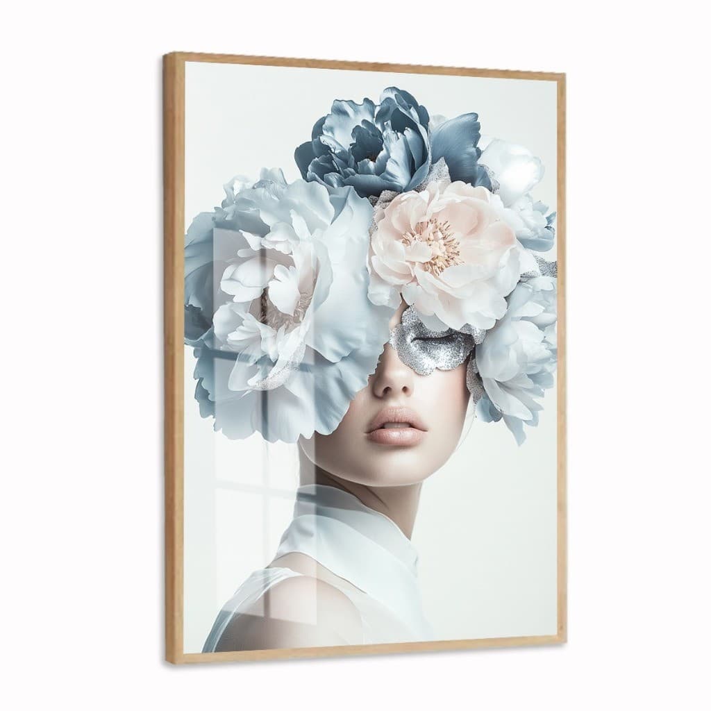 Quadro decorativo com mulher usando máscara de lantejoulas e flores brancas e azuis