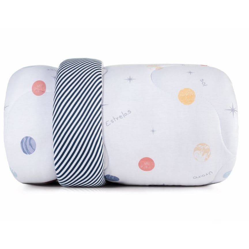 Edredom infantil Mundo Kids com estampa de planetas e estrelas, branco com detalhes em azul e rosa.