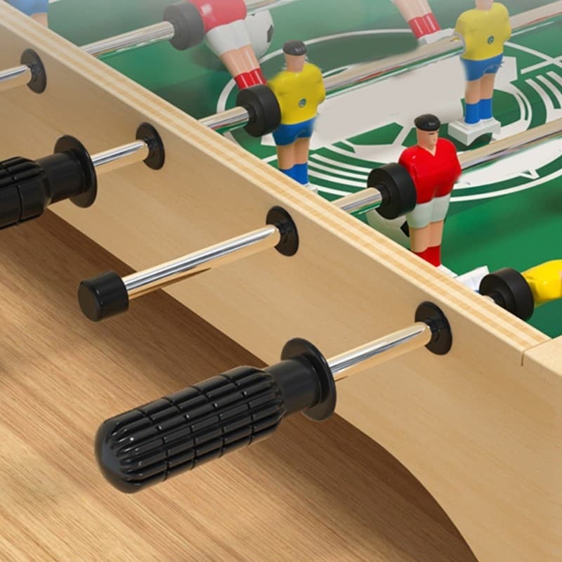 Mesa de pebolim com rodízios e figuras de jogadores em campo verde e branco