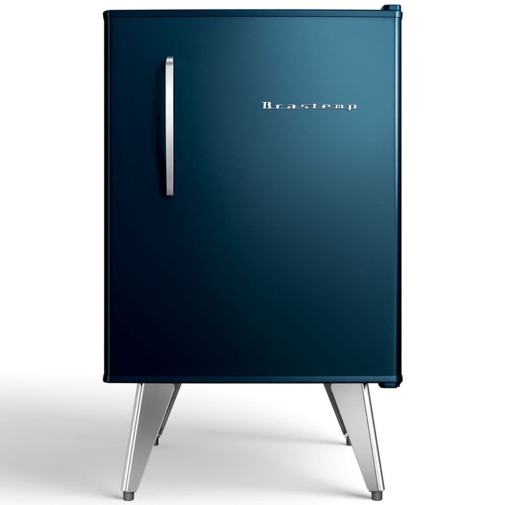 Frigobar Brastemp BRA08HZ Retrô 76 Litros Azul Marinho em pé sobre fundo branco