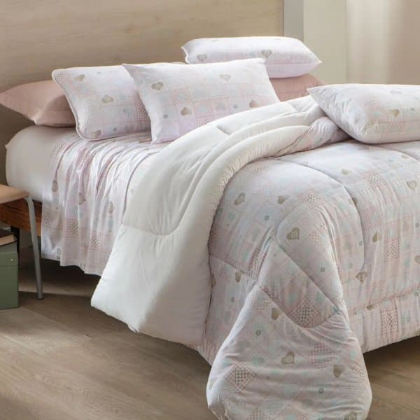 Edredom de solteiro com estampa de corações e quadrados, branco com detalhes em rosa claro