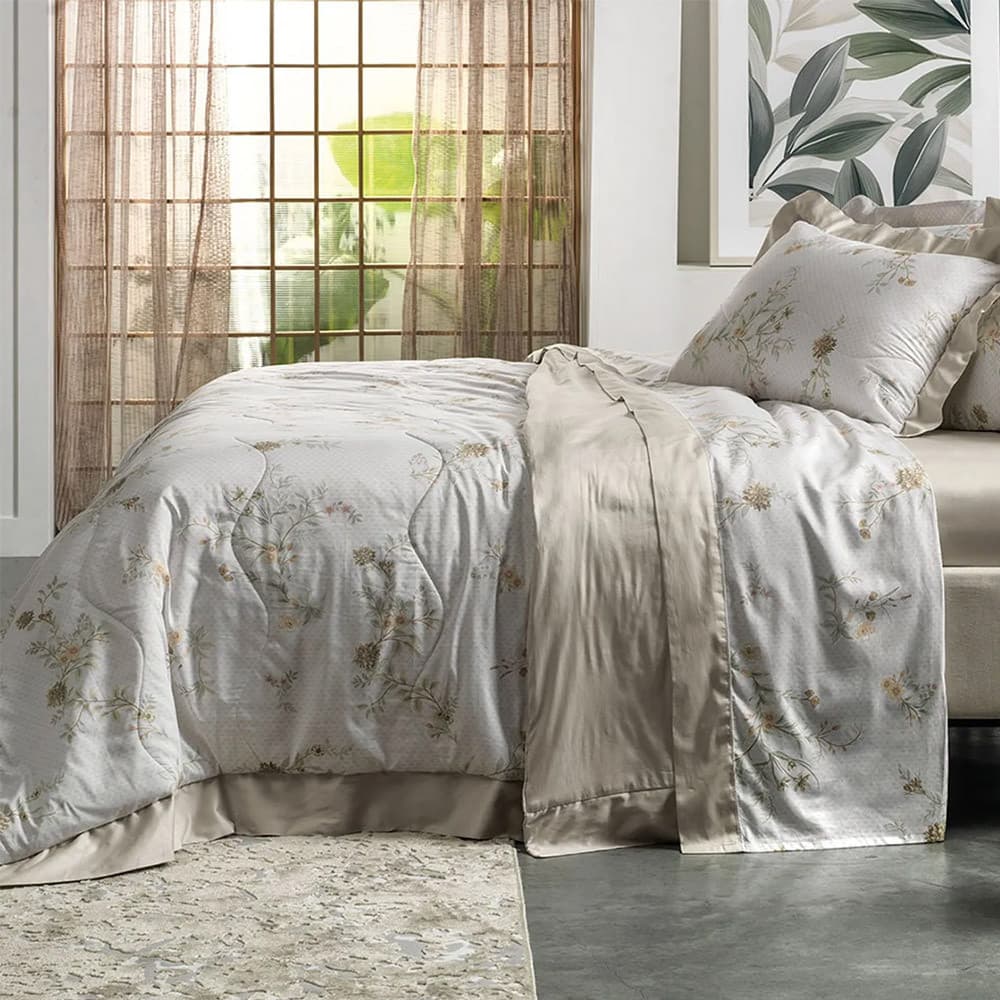 Jogo de edredom floral bege e cinza, conjunto de cama com almofadas, padrão discreto, fundo cinza claro