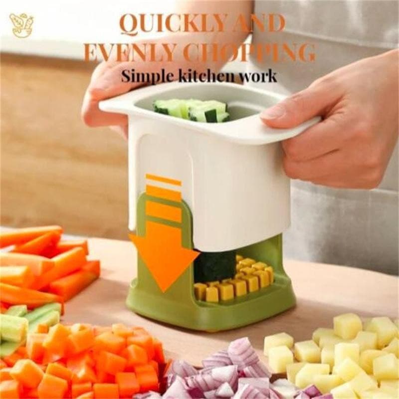 Ferramenta de picar legumes em cubos e tiras, verde e branca, com pepino sendo picado, vários legumes cortados no fundo.
