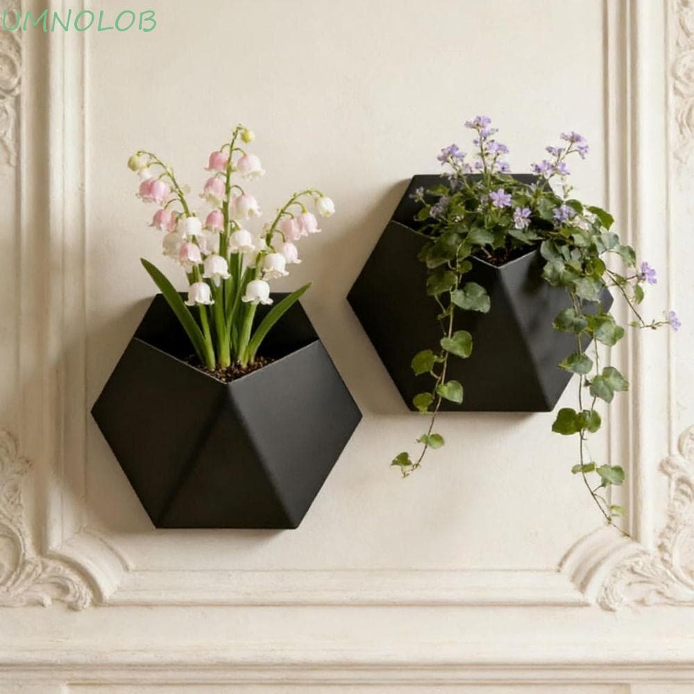 Vasos decorativos hexagonais suspensos em parede com flores e plantas verdes