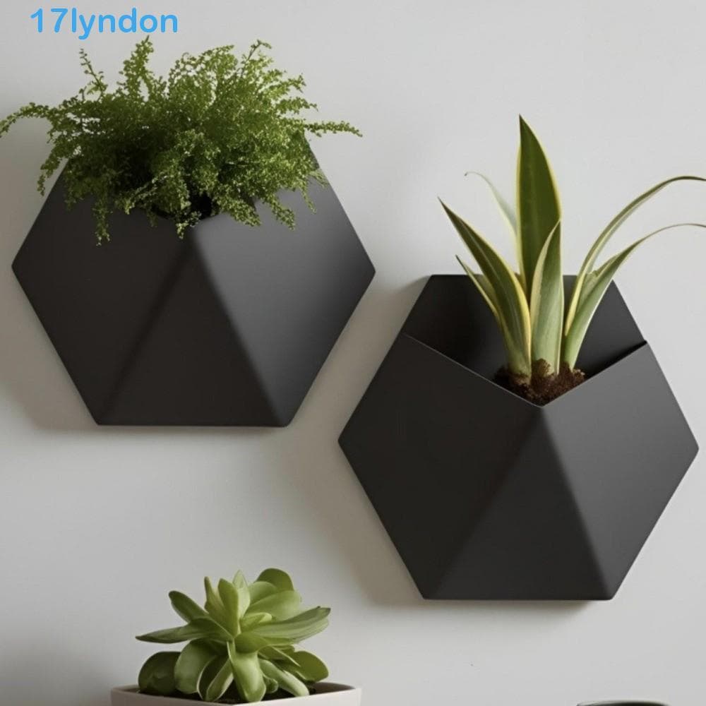 Vaso de flores hexagonal preto suspenso na parede com plantas