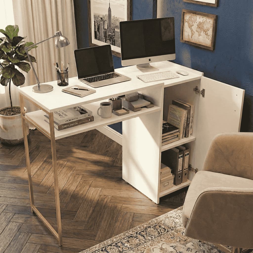 Mesa de escritório industrial branca com armário e prateleira, teclado, monitor, laptop, livros e uma caneca, em uma sala de trabalho com decoração minimalista.