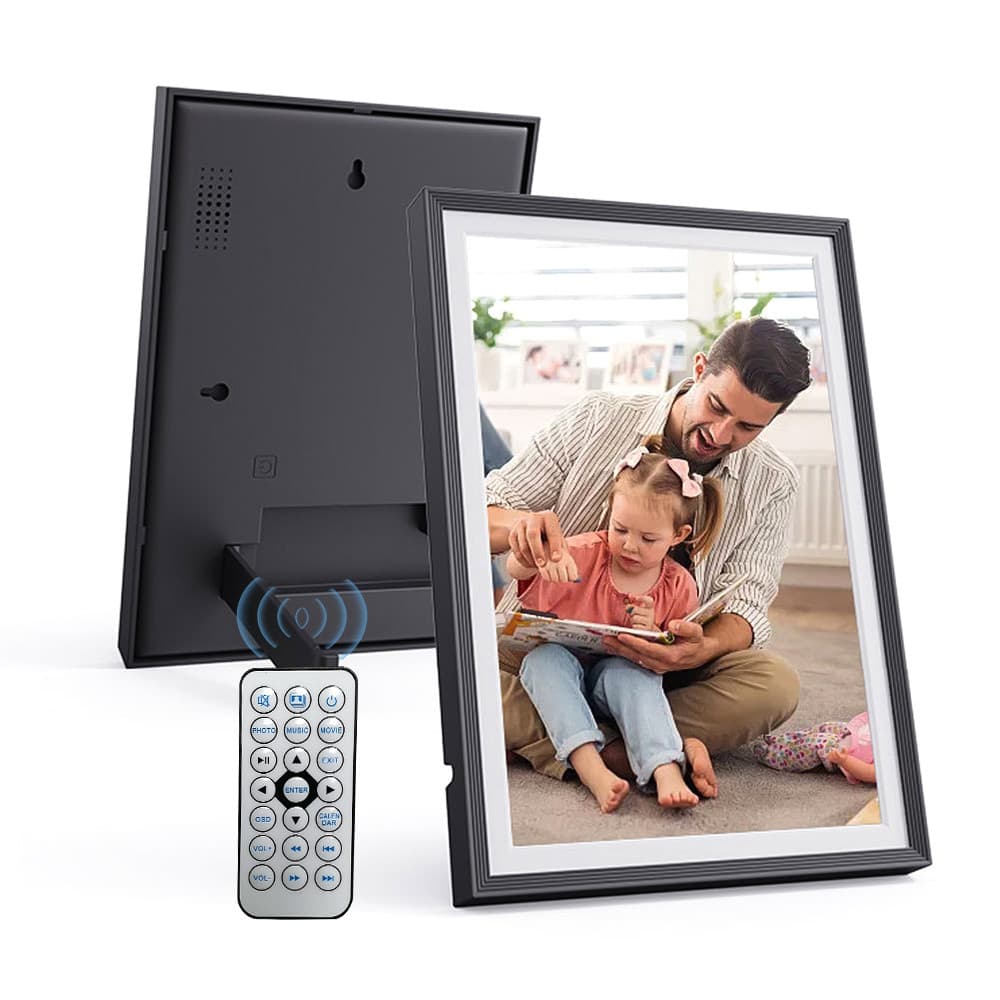 Porta-retratos digital de mesa preto com controle remoto e imagem de uma família lendo um livro.