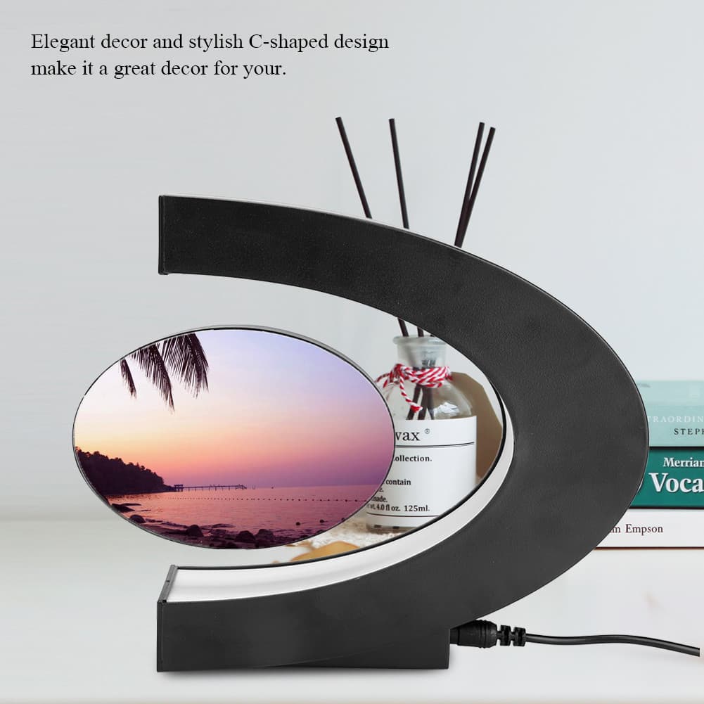 Moldura magnética flutuante em forma de C com imagem de pôr do sol refletida, decoração de escritório doméstico.