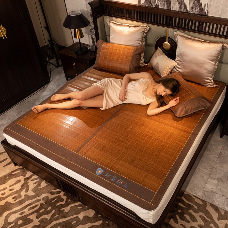 Mulher relaxando em uma cama com tapete de bambu carbonizado natural