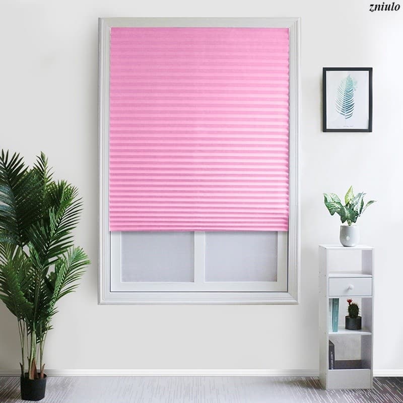 Cortina plissada rosa para janela, fundo branco, dobras horizontais, plantas e prateleira na parede, marca zinilo