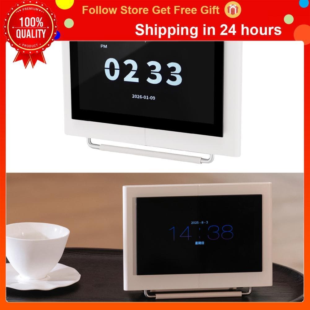 Alto-falante de mesa com tela digital mostrando hora e data, suporte metálico, fundo laranja e branco.
