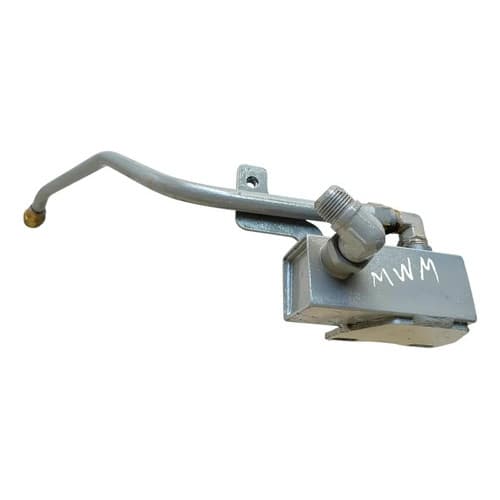 Silenciador de compressor de ar montado com inscrição MWM, fundo branco
