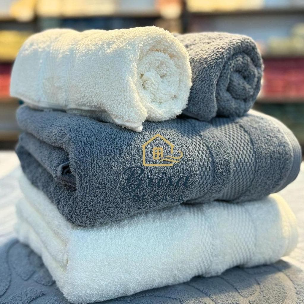 Kit de toalhas de banho e rosto 100% algodão, branco, cinza e azul, logo visível