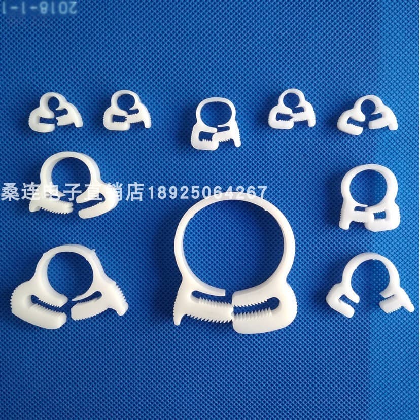 Conjunto de abraçadeiras de tubo resistentes brancas em fundo azul