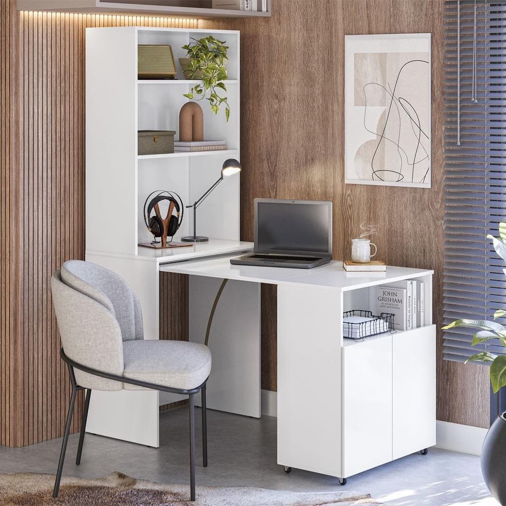 Mesa de escritório branca com estante e decoração moderna