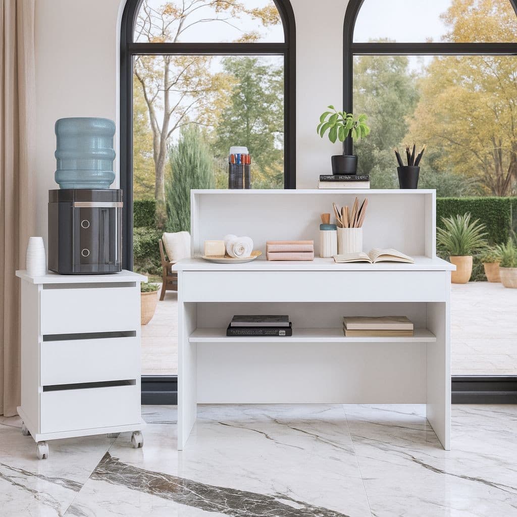 Mesa de escritório branca com gavetas e prateleiras, objetos de escritório e vista externa com árvores.