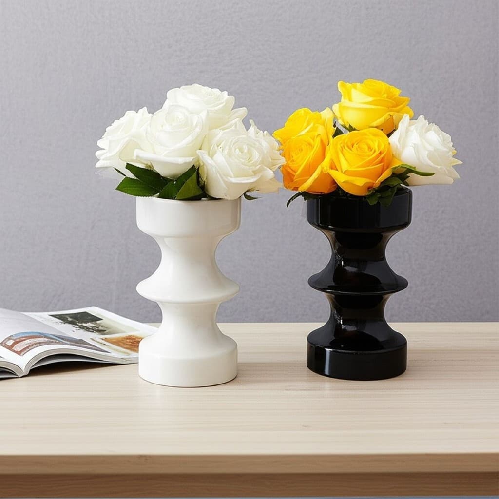 Vasos decorativos de cerâmica preto e branco com flores brancas e amarelas
