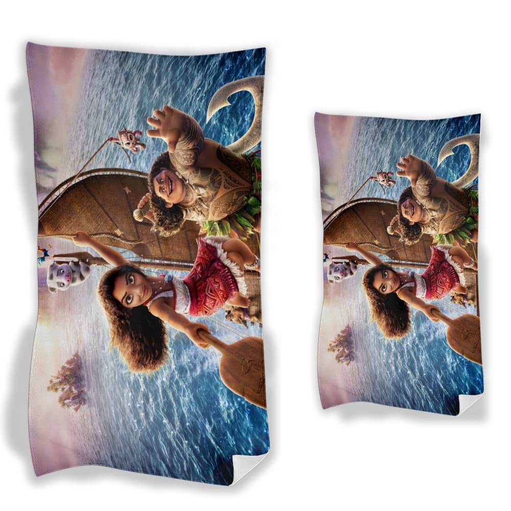 Toalha de banho e rosto com estampa de Moana, personagens de aventura no fundo azul.