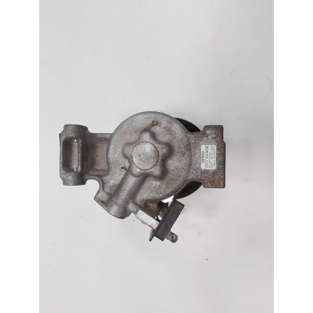 Compressor de Ar Condicionado para Hilux 2.8 Diesel 2016 a 2020, cinza metálico, com etiqueta técnica visível