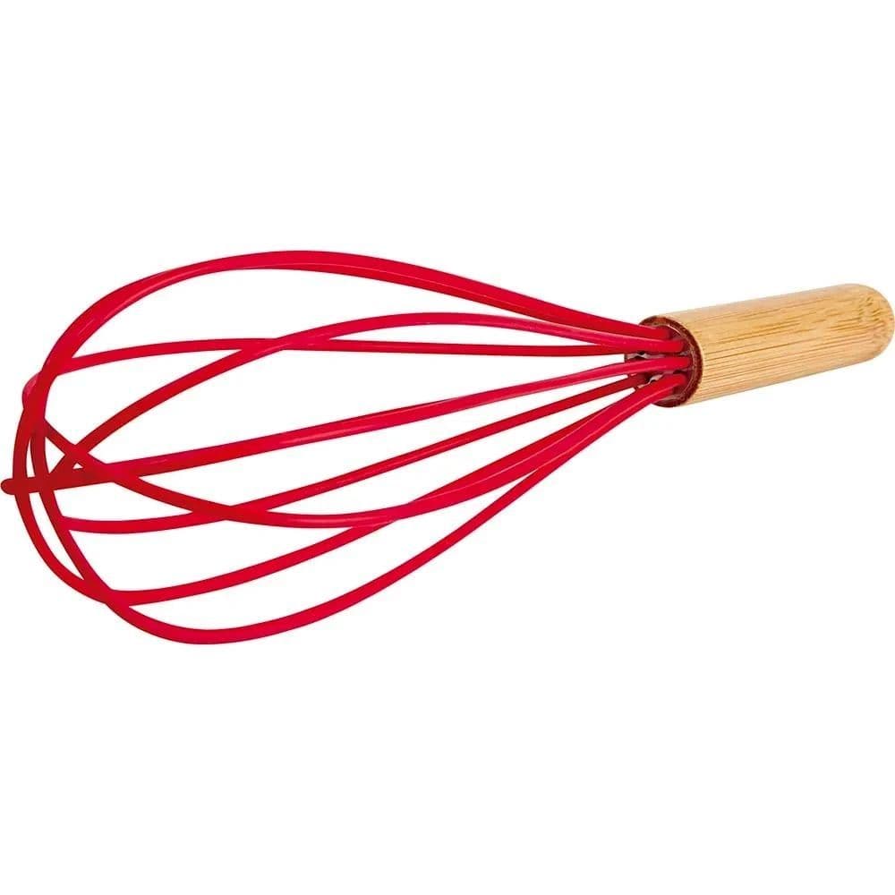 Batedor de ovos vermelho com cabo de bambu em fundo branco