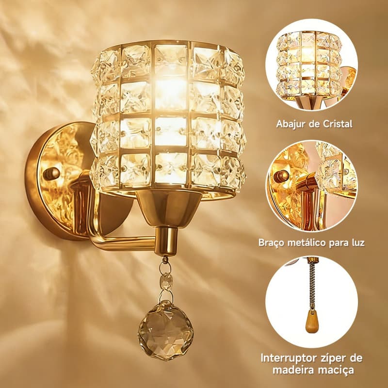 Arandela de parede dourada com detalhes de cristal, iluminada e montada na parede.