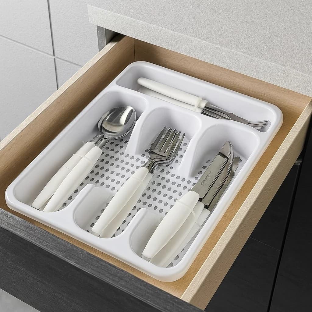 Organizador de talheres branco em uma gaveta de cozinha com fundo cinza e laterais marrons